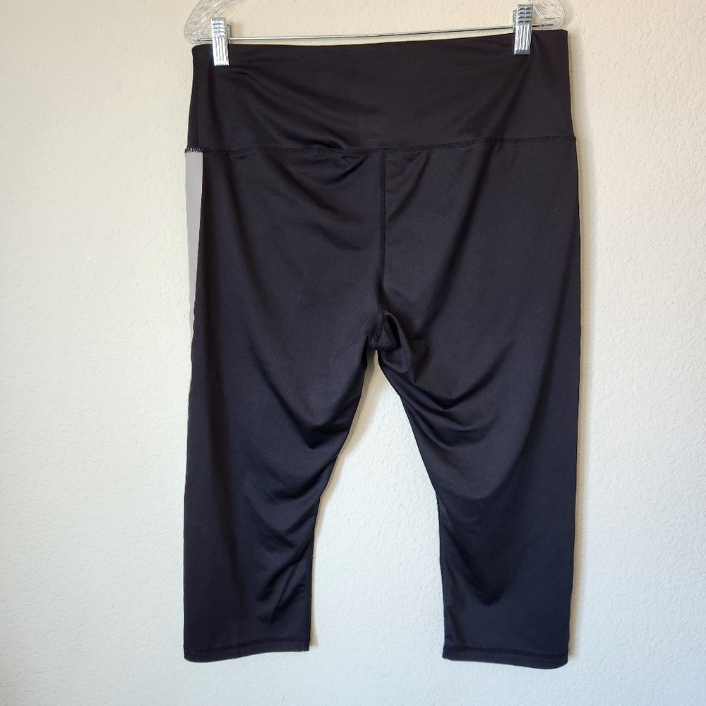 Women's Reebok Black with Side Stripe Capri Yoga Fitness Pants Size XL - Picture 2 of 5